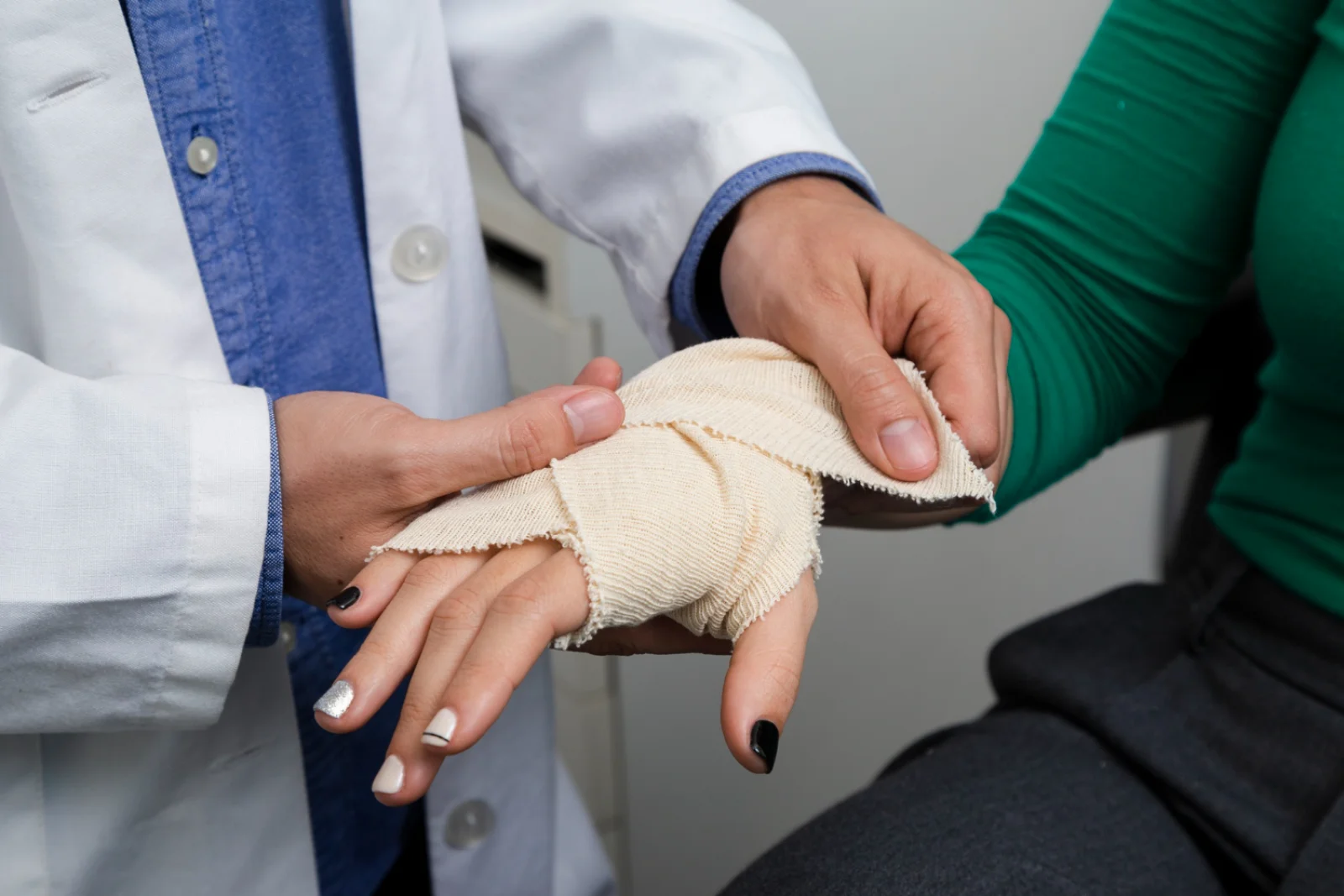 Advanced Wound Care (Hydrocolloid, Foam, Alginate Dressings) Banner